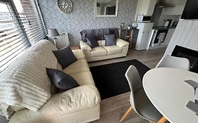 58, Two Bed Chalet On Sund0Wner Holiday Park - Sleeps 4, Pet Friendly - Free Wifi Plus Electricity All Included - Entertainment Options Close By